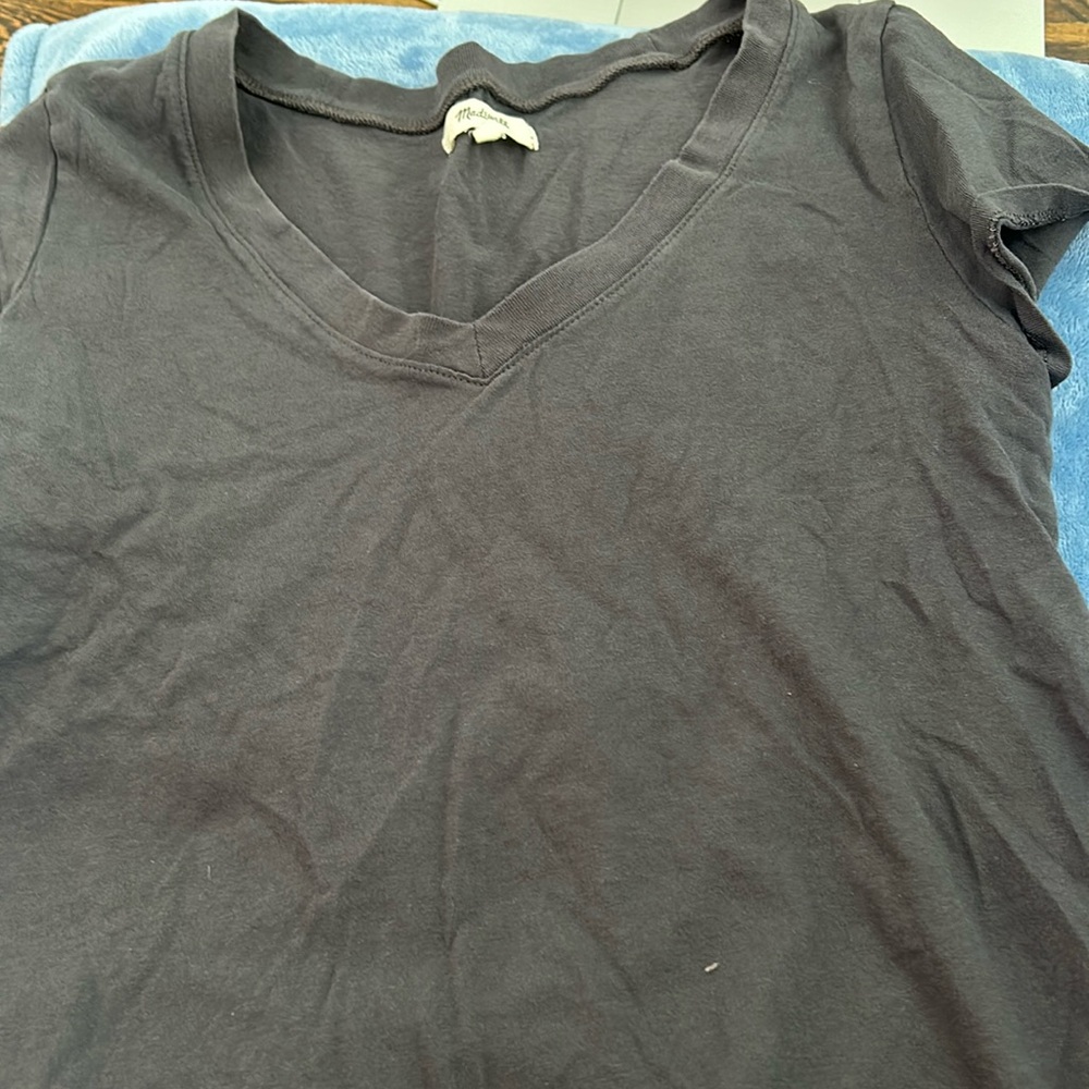 Dark grey, made well v neck cropped shirt
